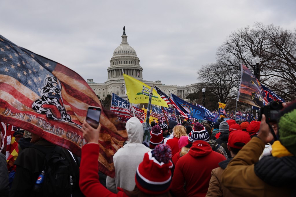 Manifestantes pró-Trump aglomeram na frente do capitólio, nos Estados Unidos