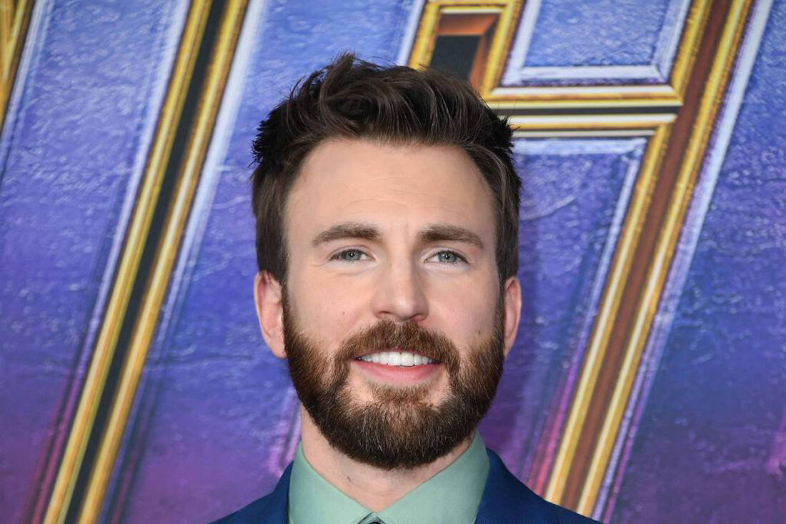 O ator Chris Evans chega para a pré-estreia do filme