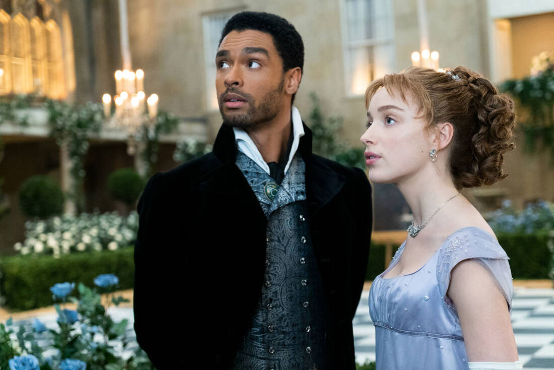 Regé-Jean Page como Simon Basset, e Phoebe Dynevor como Daphne Brigderton