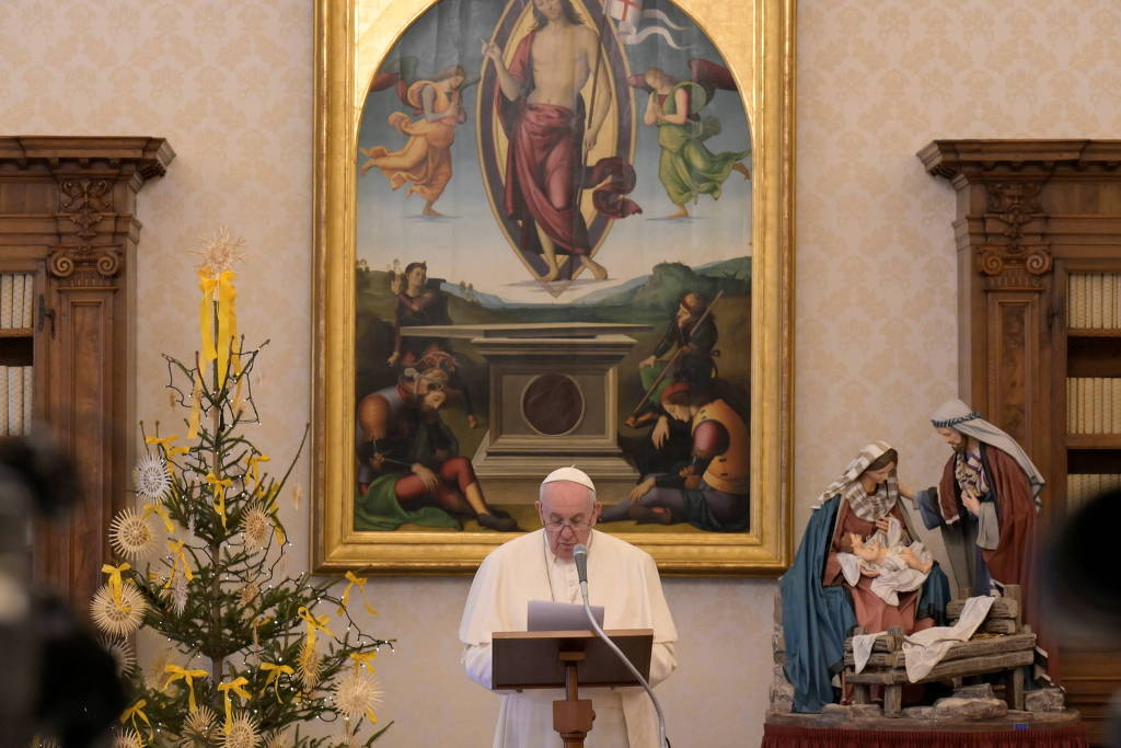 apa Francisco durante discurso e oração na biblioteca do Palácio Apostólico, no Vaticano