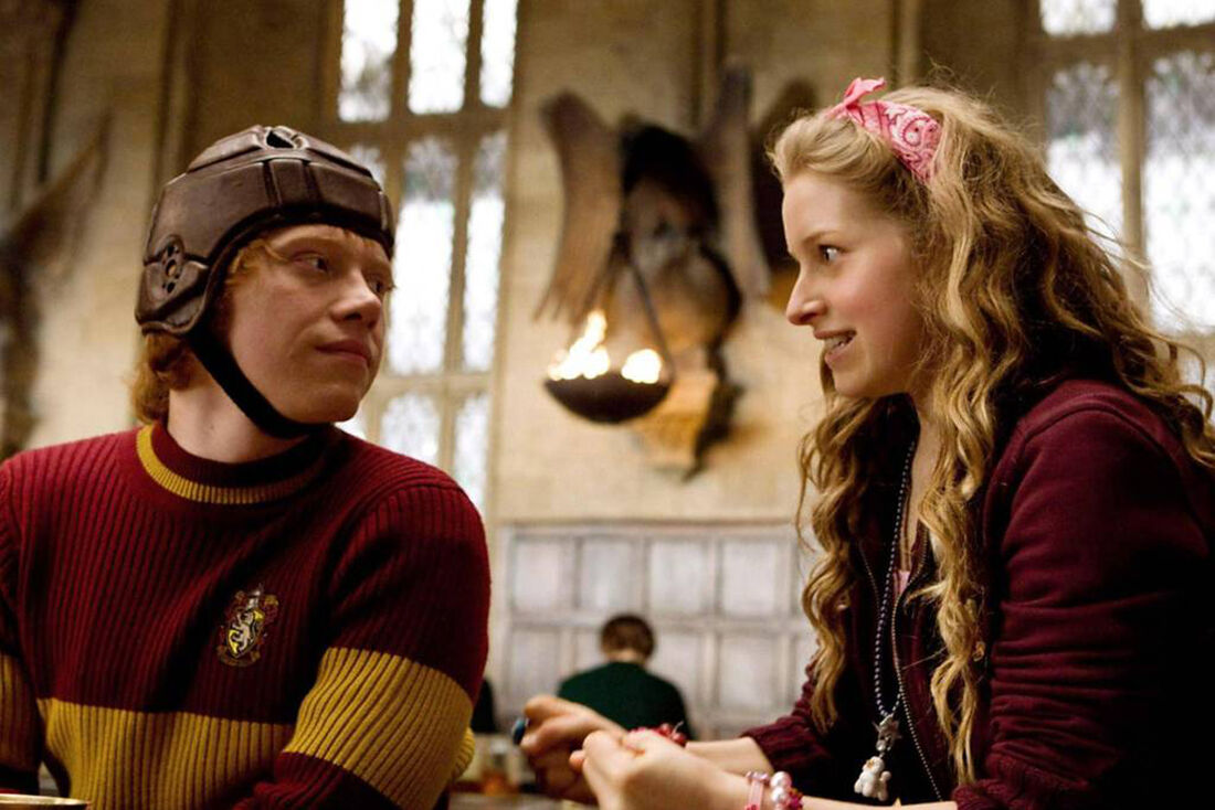 Jessie Cave como Lila Brown, namorada do personagem Ron Weasley (Rupert Grint), em Harry Potter