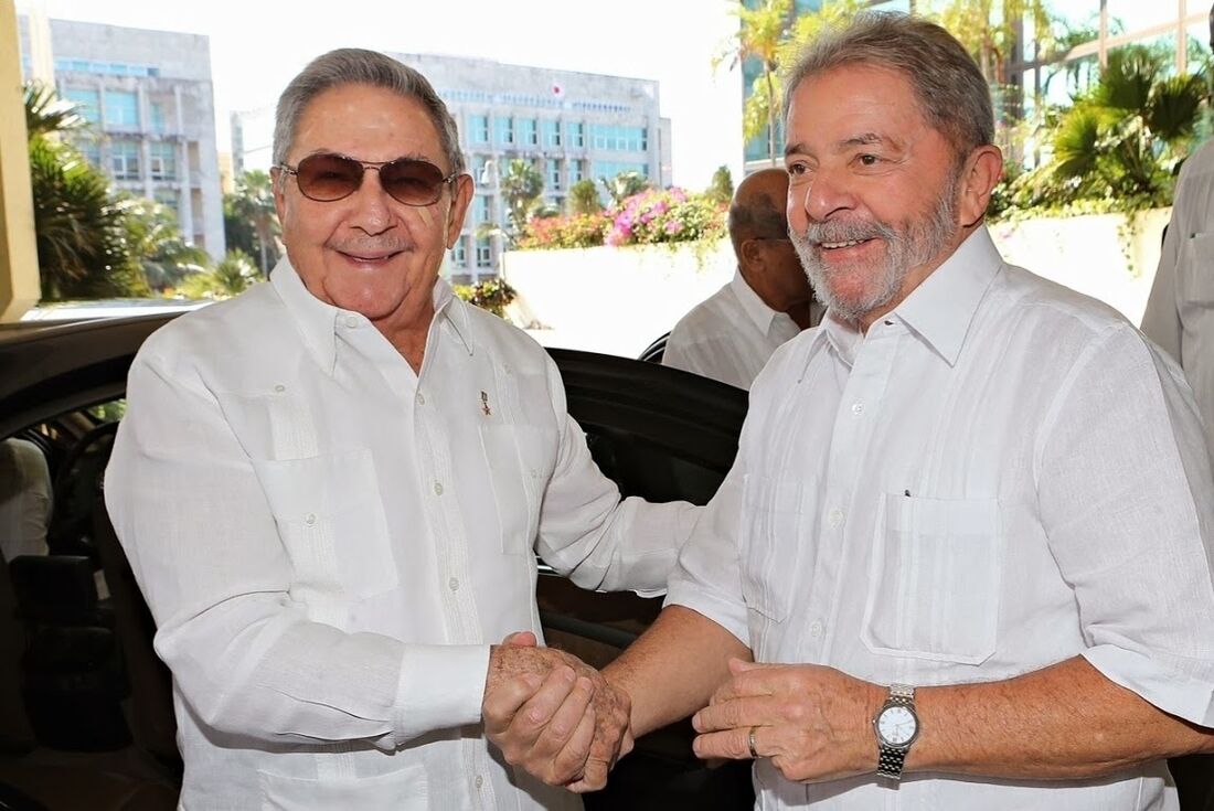 Lider do Partido Comunista de Cuba, Raul Castro, e o ex-presidente Lula