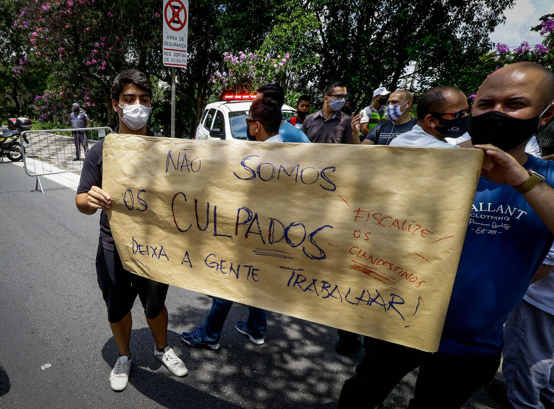 Donos de restaurantes e bares protestam em SP