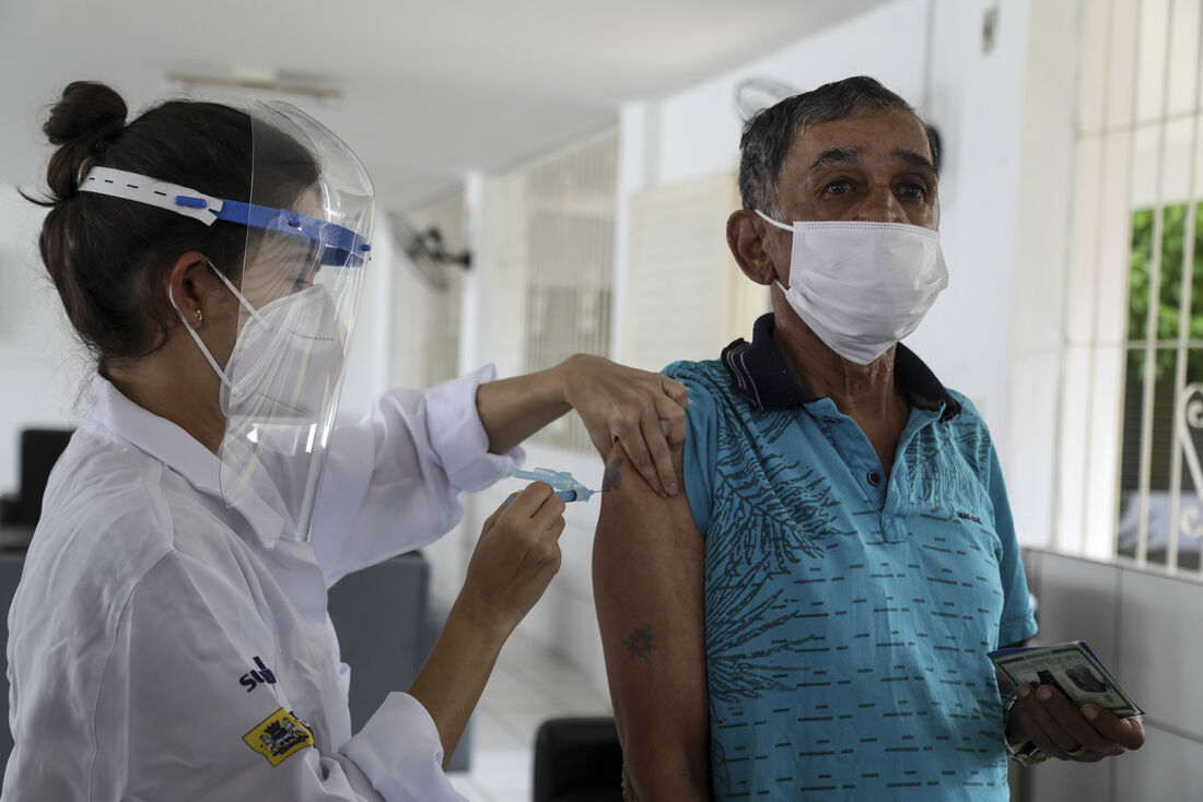 Imunização de idosos residentes em abrigos de longa permanência contra a Covid-19