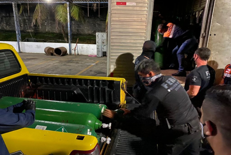 Cilindros de oxigênio sendo encaminhados à hospitais