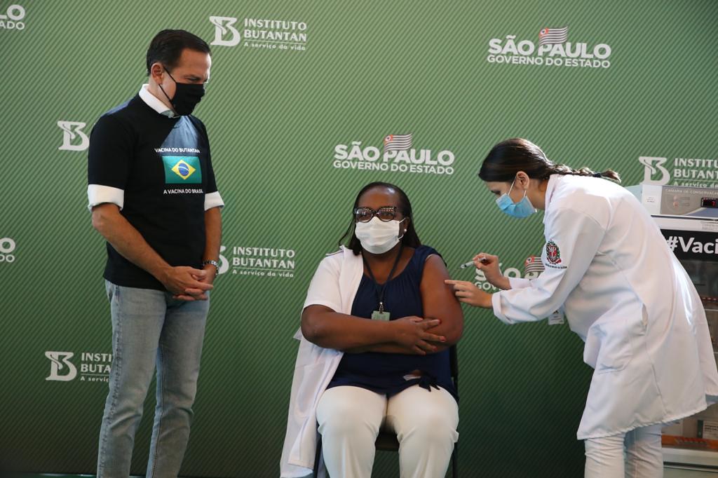 Monica Calazans, primeira brasileira vacinada em solo nacional contra a Covid-19