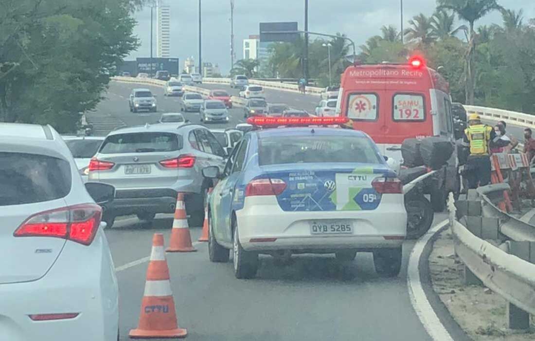 Colisão no viaduto Capitão Temudo