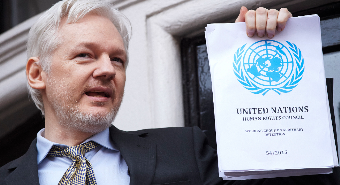 Assange foi acusado de conspirar para cometer intrusão de computador com o objetivo de ajudar Chelsea Manning a ganhar acesso de informações privilegiadas as quais ele pretendia publicar no Wikileaks