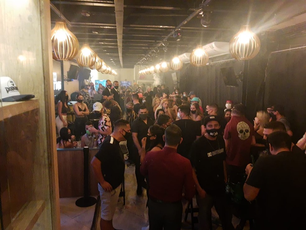 Bar lotado na zona norte de São Paulo