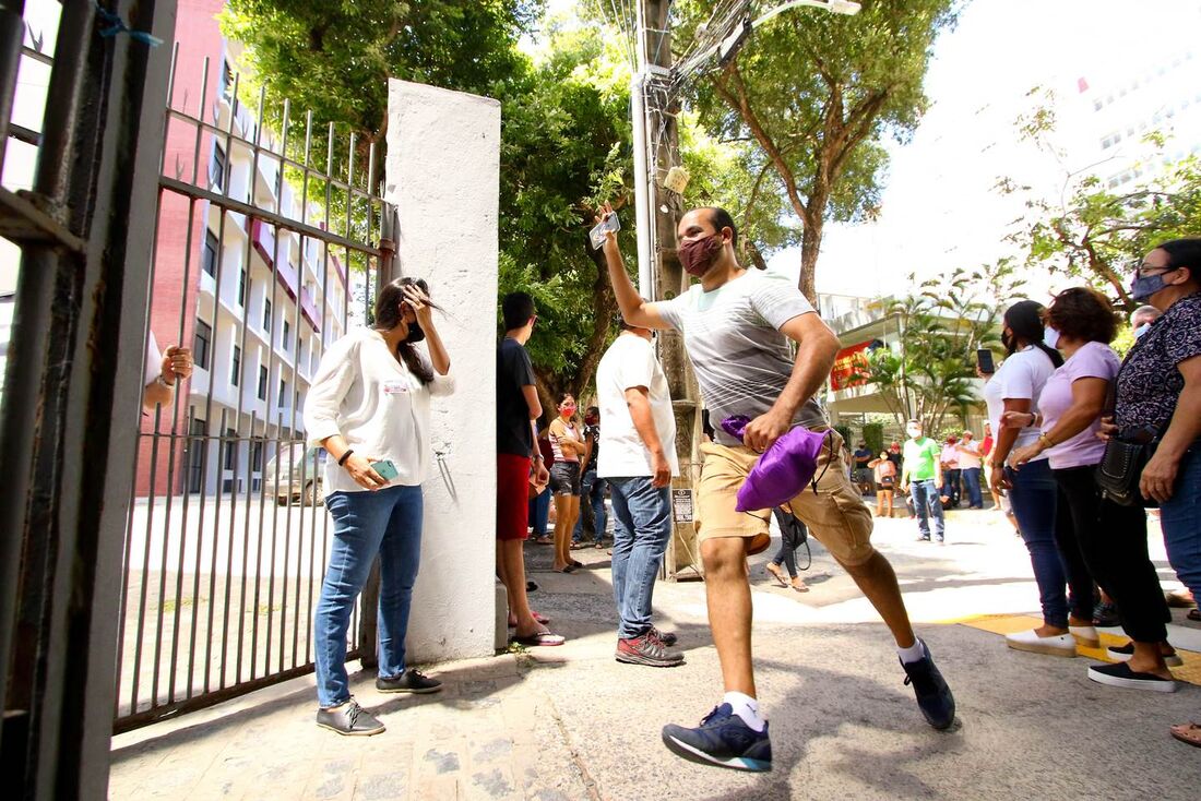 Candidato corre para chegar a tempo de fazer a prova na Universidade Católica