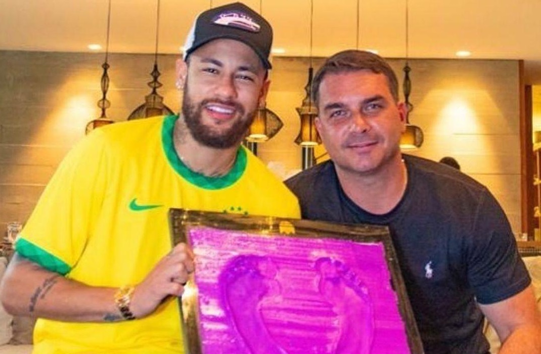 Neymar foi recebido pelo deputado federal Flávio Bolsonaro (Republicanos) para a homenagem