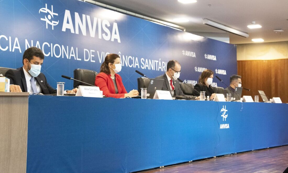 Técnicos da Anvisa reunidos neste domingo (17)