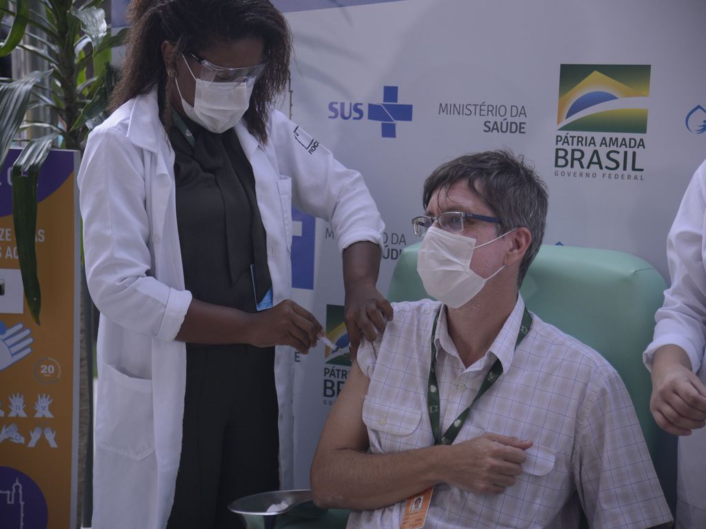 O médico infectologista do Instituto Nacional de Infectologia Evandro Chagas (INI/Fiocruz), Estevão Portela, recebe a dose da vacina de Oxford/AstraZeneca na Fiocruz