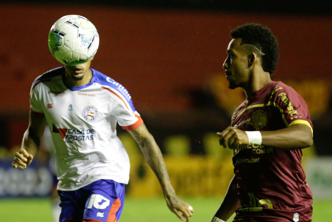 Ewerthon durante partida contra o Bahia, na Ilha do Retiro