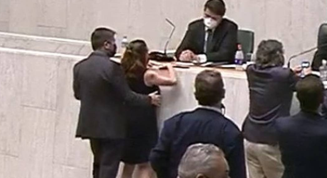 Momento em que a deputada Isa Penna é assediada pelo deputado Fernando Cury