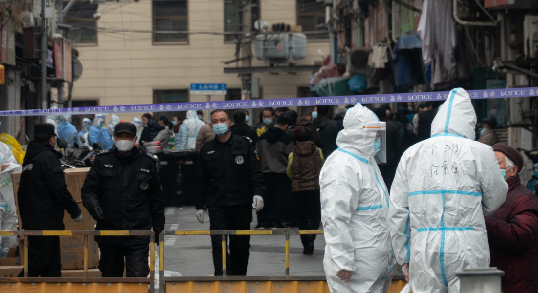 A polícia isolou uma área ao redor de um bairro residencial no distrito de Huangpu