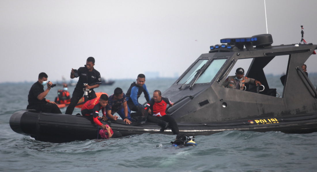 As equipes de resgate relataram que recuperaram dez sacos contendo restos humanos, bem como 16 grandes partes da fuselagem e dez sacos de fragmentos a cerca de 23 metros de profundidade