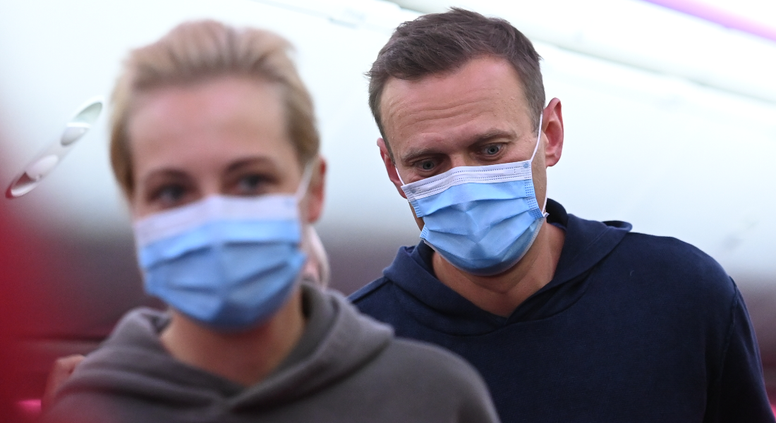 Alexei Navalny e sua esposa Yulia em um avião da Pobeda indo de Berlim a Moscou no domingo (17)