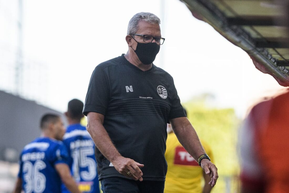 Hélio dos Anjos durante o jogo com o Cruzeiro