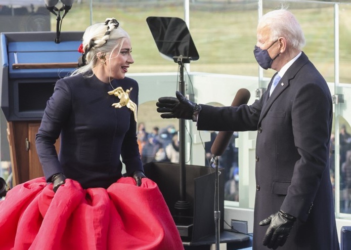 O presidente eleito dos EUA, Joe Biden, cumprimenta a cantora Lady Gaga durante sua posse na frente do Capitólio dos EUA