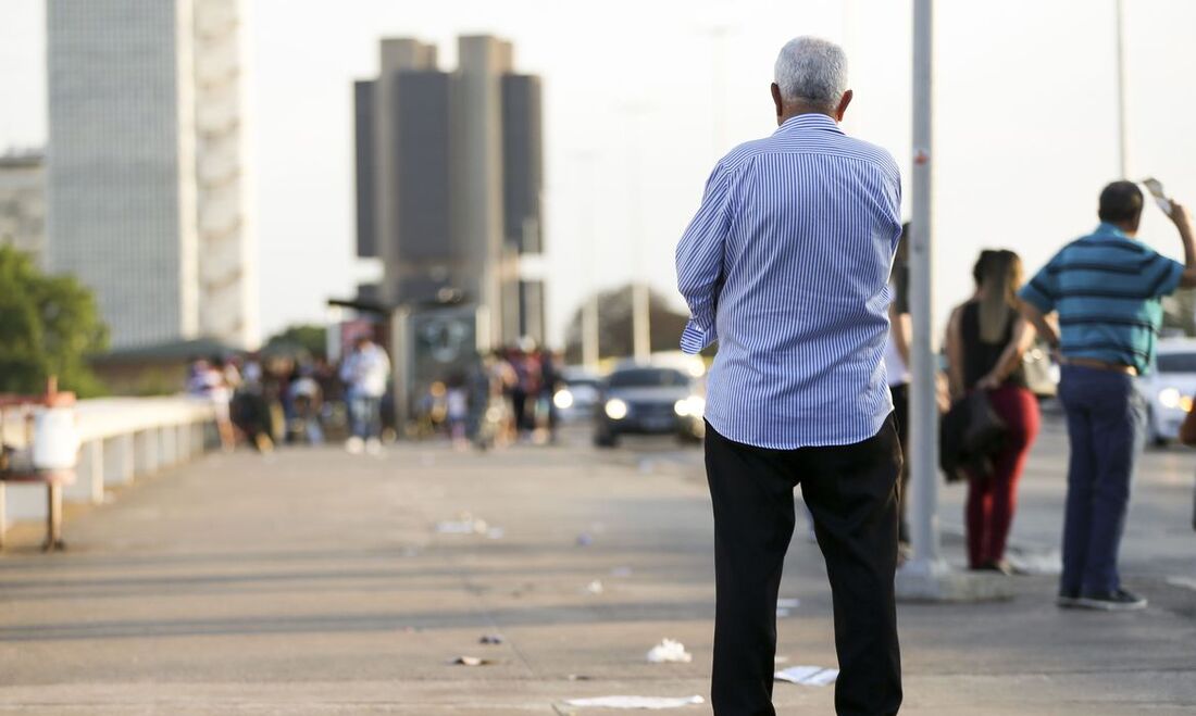 Brasileiros sofrem com um momento de nova alta de casos da Covid-19