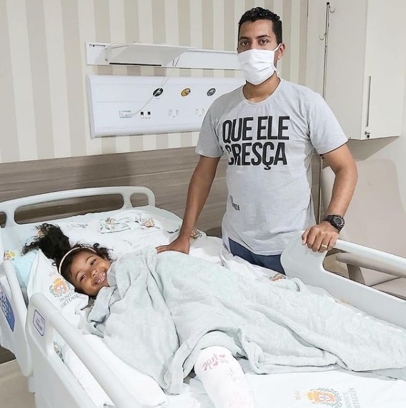 Mel, filha da cantora gospel Amanda Wanessa, tem alta do hospital