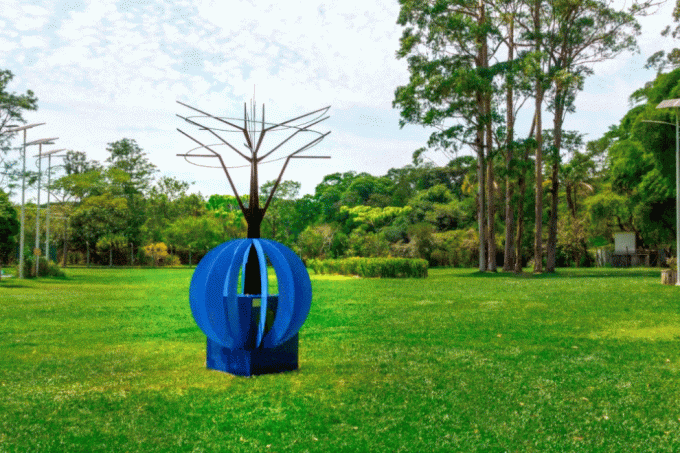 Memorial conta com globo terrestre e árvore para homenagear as vítimas