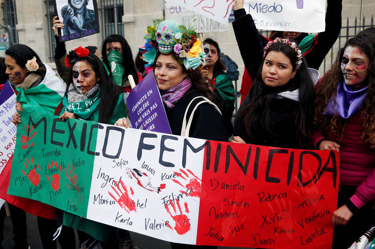 Mulheres protestam contra o feminicídio no México em manifestação em Paris