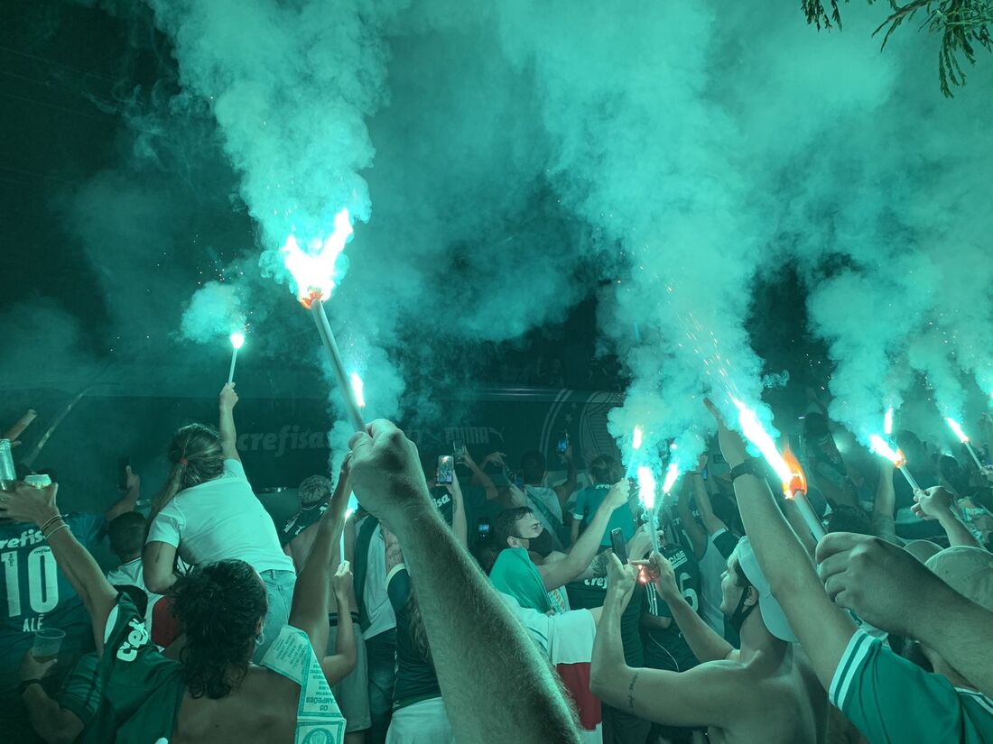 Torcida do Palmeiras ignorou pandemia e promoveu aglomeração para receber o campeão da América em São Paulo