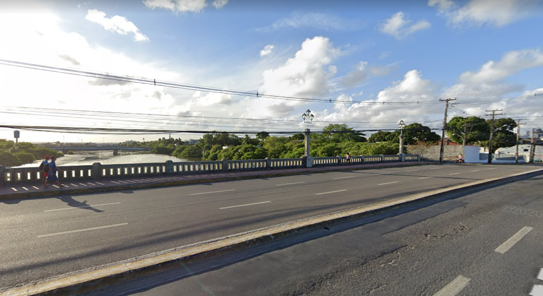 Ponte Motocolombó está sobre o rio Tejipió