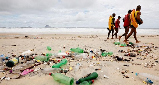 Praia de São Conrado coberta por lixo