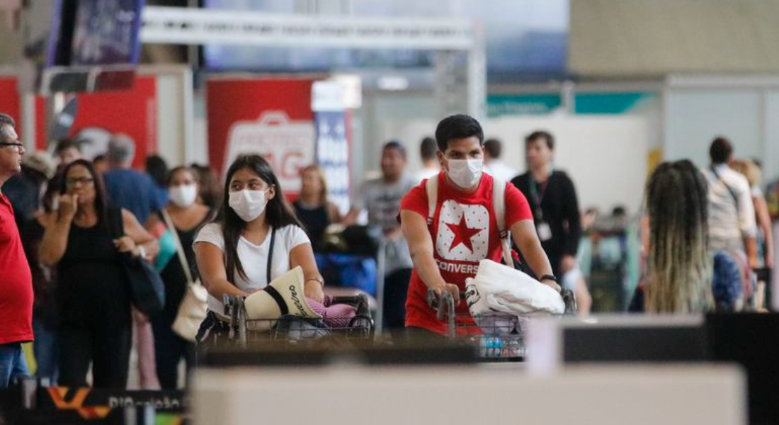 Desde o início da pandemia, o governo federal tem editado regras que restringem a entrada no país de visitantes internacionais, excetuando alguns casos específicos