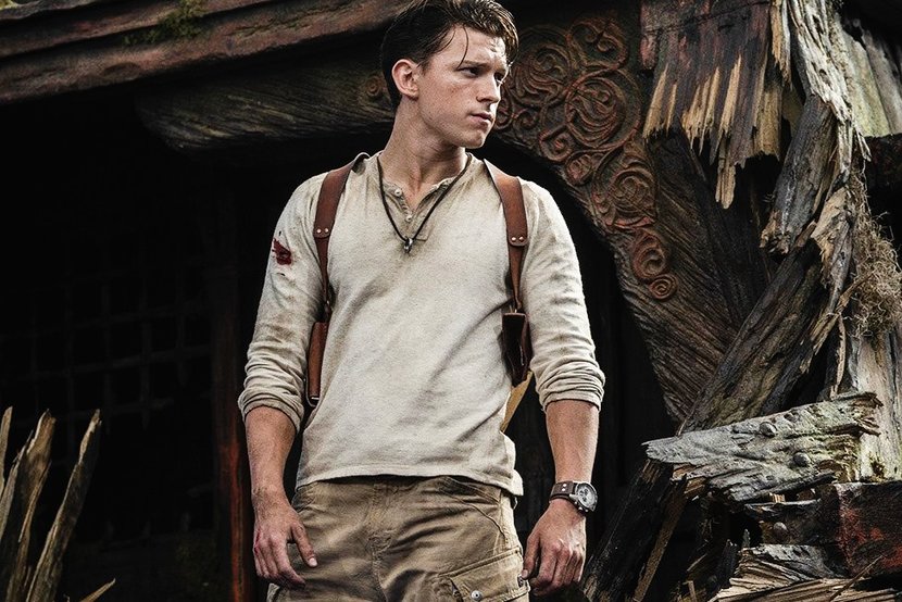 Tom Holland trajado na produção de Uncharted