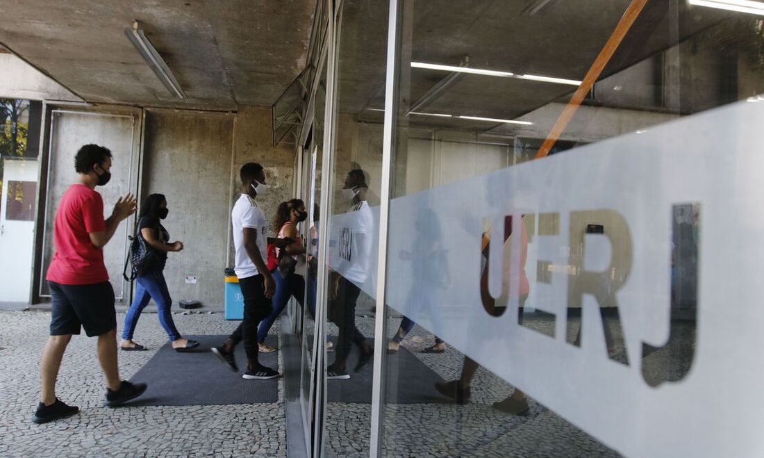 Estudantes chegam para local de prova no Enem 2020