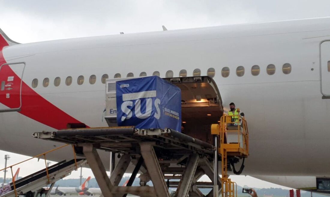 Avião leva vacinas a todo o país