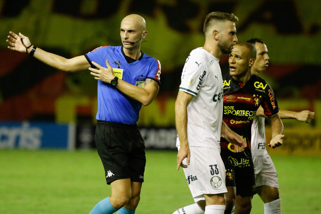 Venda de ingressos para jogo do Vitória tem filas e confusão; VÍDEOS