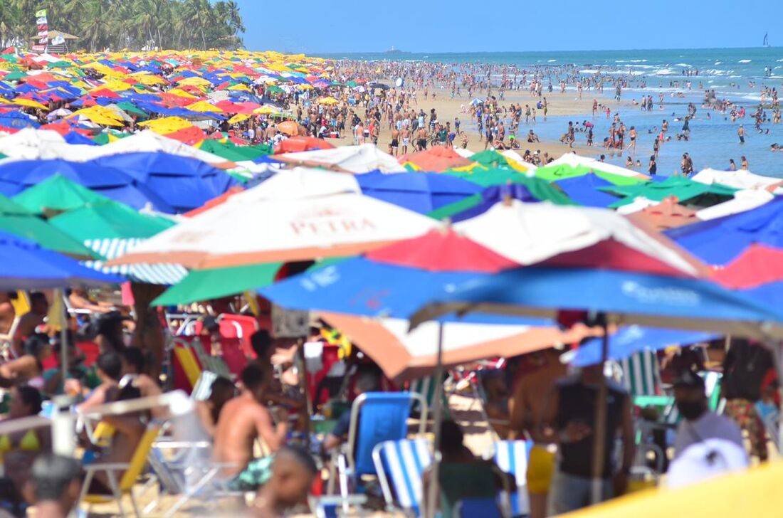 Mais um domingo de praias lotadas foi registrado na orla do Recife