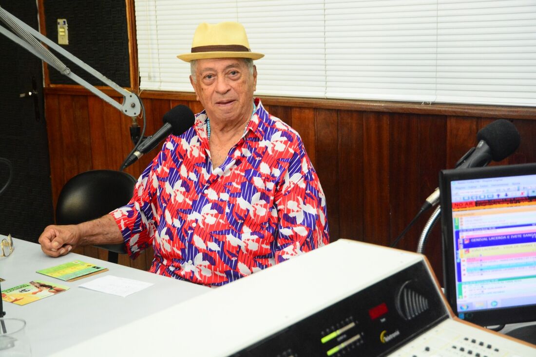 Cantor Genival Lacerda, em apresentação na Rádio Folha 96,7 FM