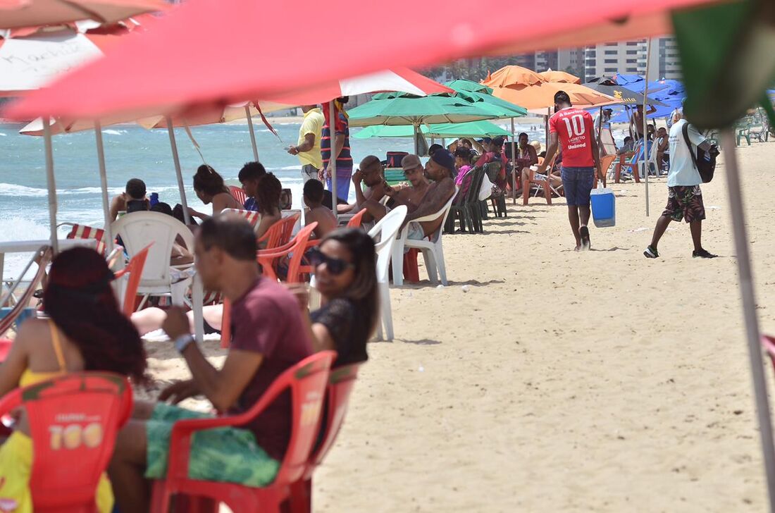 Movimentação na praia de Piedade, na altura da Igrejinha. A partir deste sábado, a fiscalização no local será intensificada, para evitar aglomerações