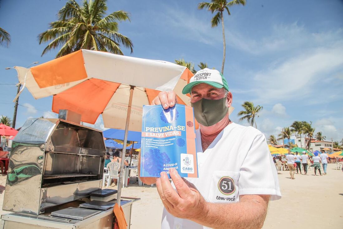 Vendedor participa de campanha na praia