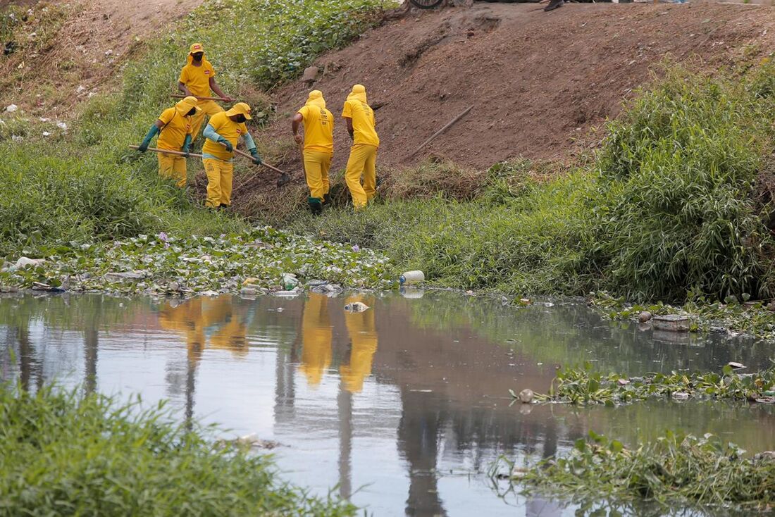 Prefeitura do Recife inicia nova ação de limpeza dos canais da cidade. Nas fotos : Canal do Arruda