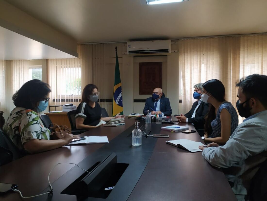 Reitor da UFPE, Alfredo Gomes, em reunião com representantes da Secretaria Estadual de Saúde