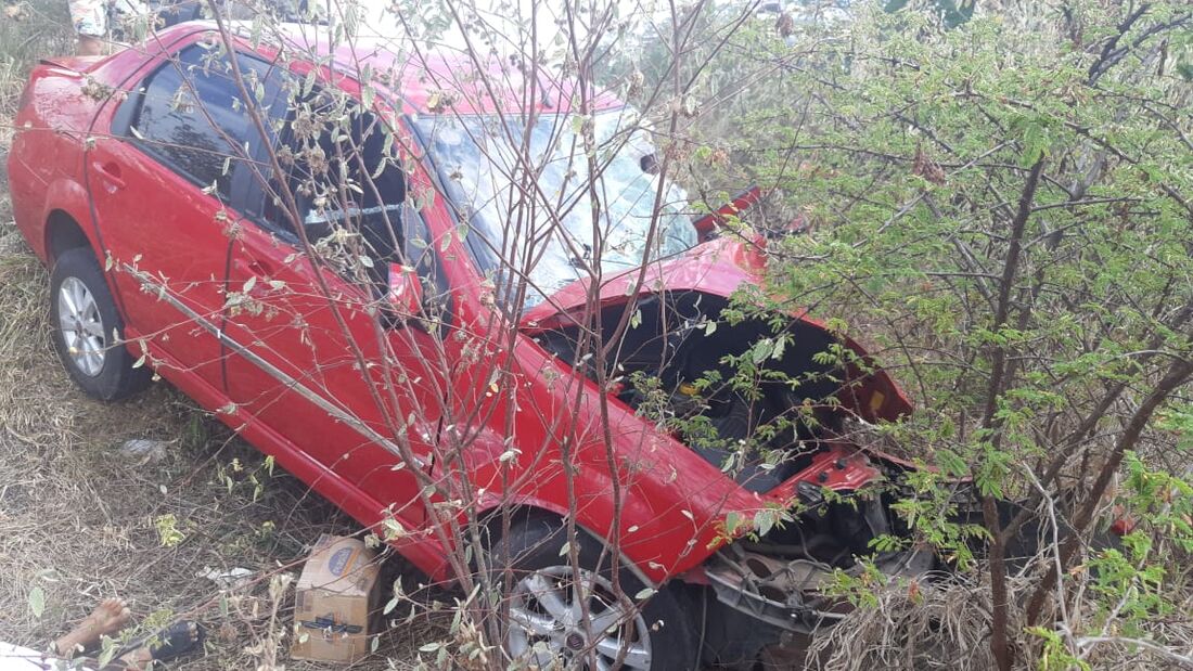 Carro ficou parado em barranco ao lado do acostamento da via