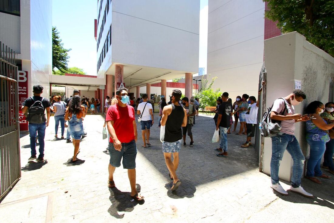 Estudantes chegam para realizar prova do ENEM na Unicap, no início da tarde deste domingo (17)