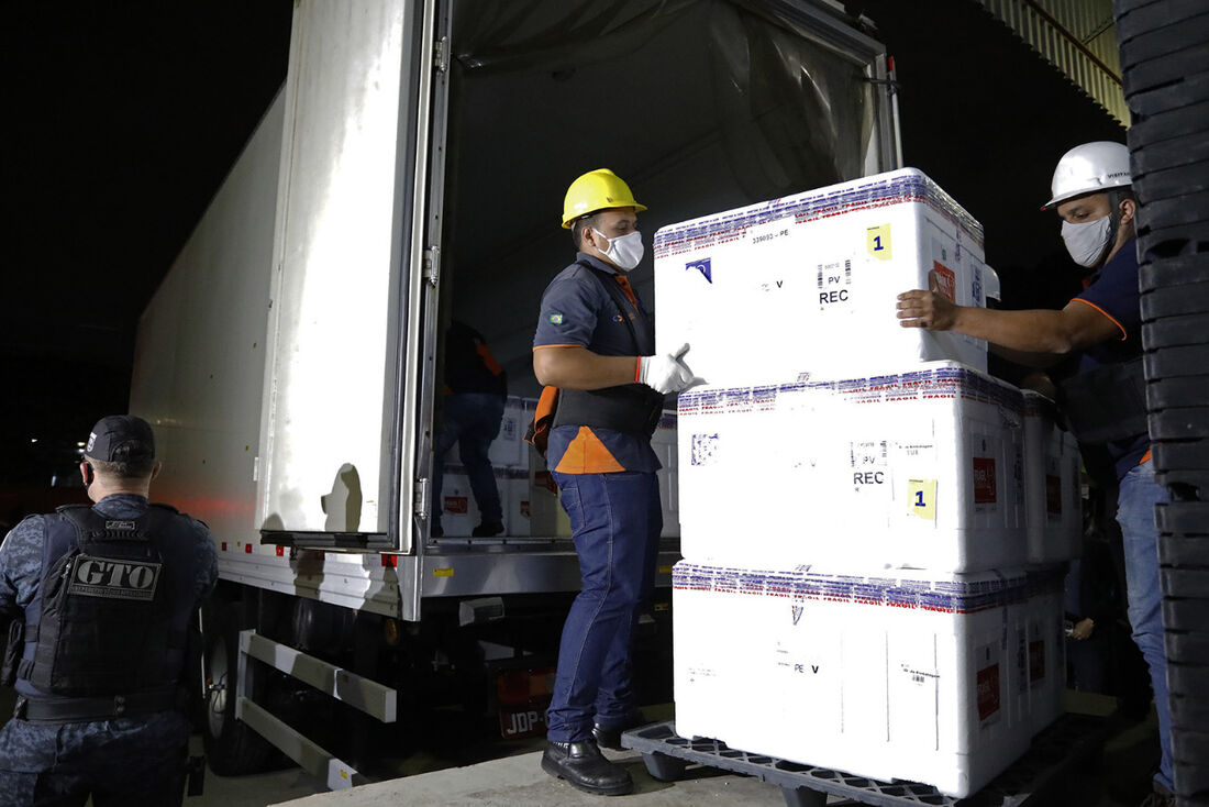 Os caminhões foram carregados no Aeroporto do Recife após a chegada das primeiras doses