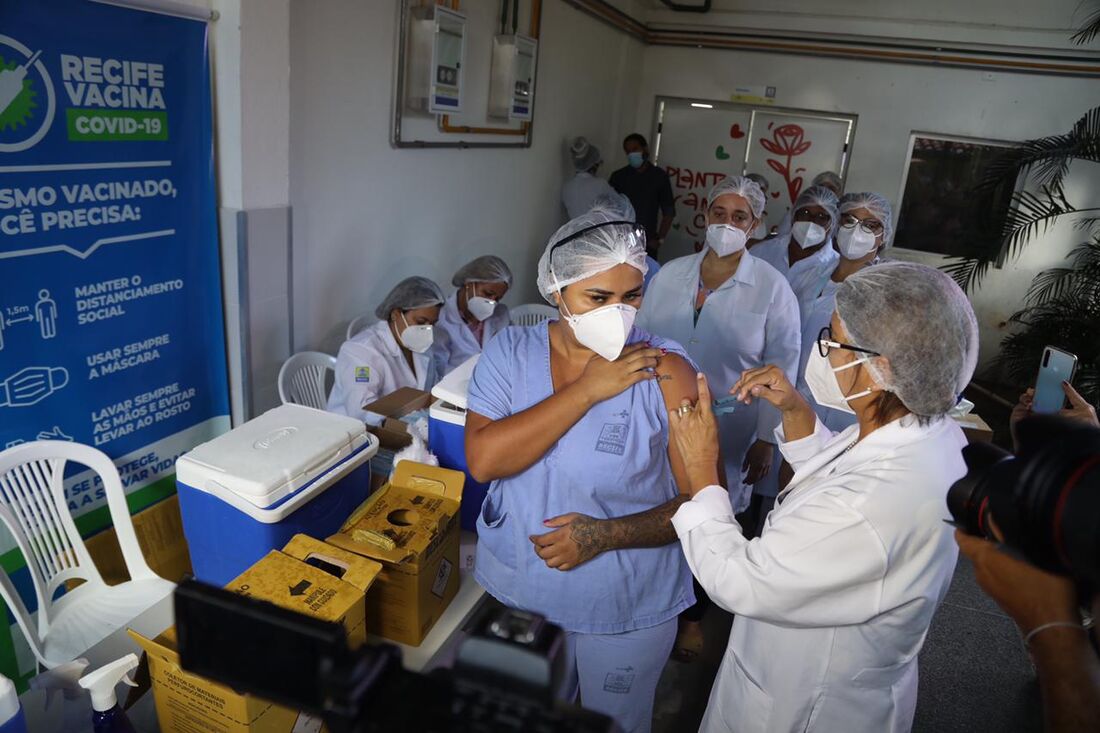 Vacinação no Hospital Provisório da rua dda Aurora