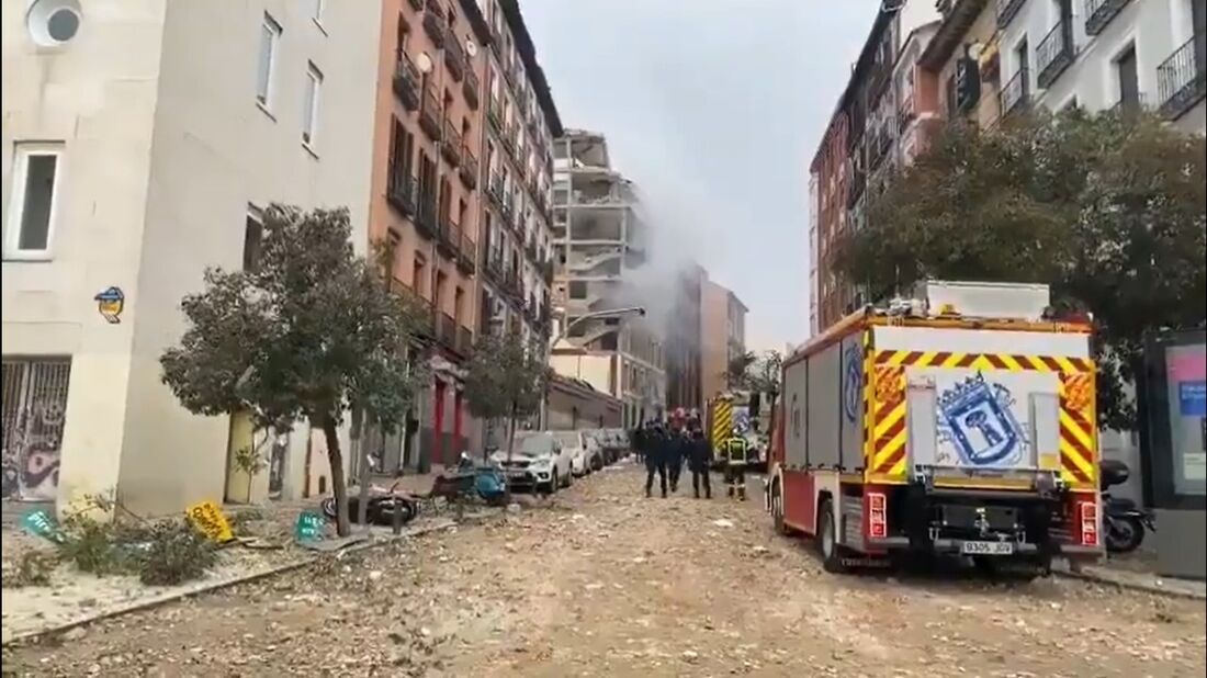 Pelo menos três andares do edifício foram atingidos