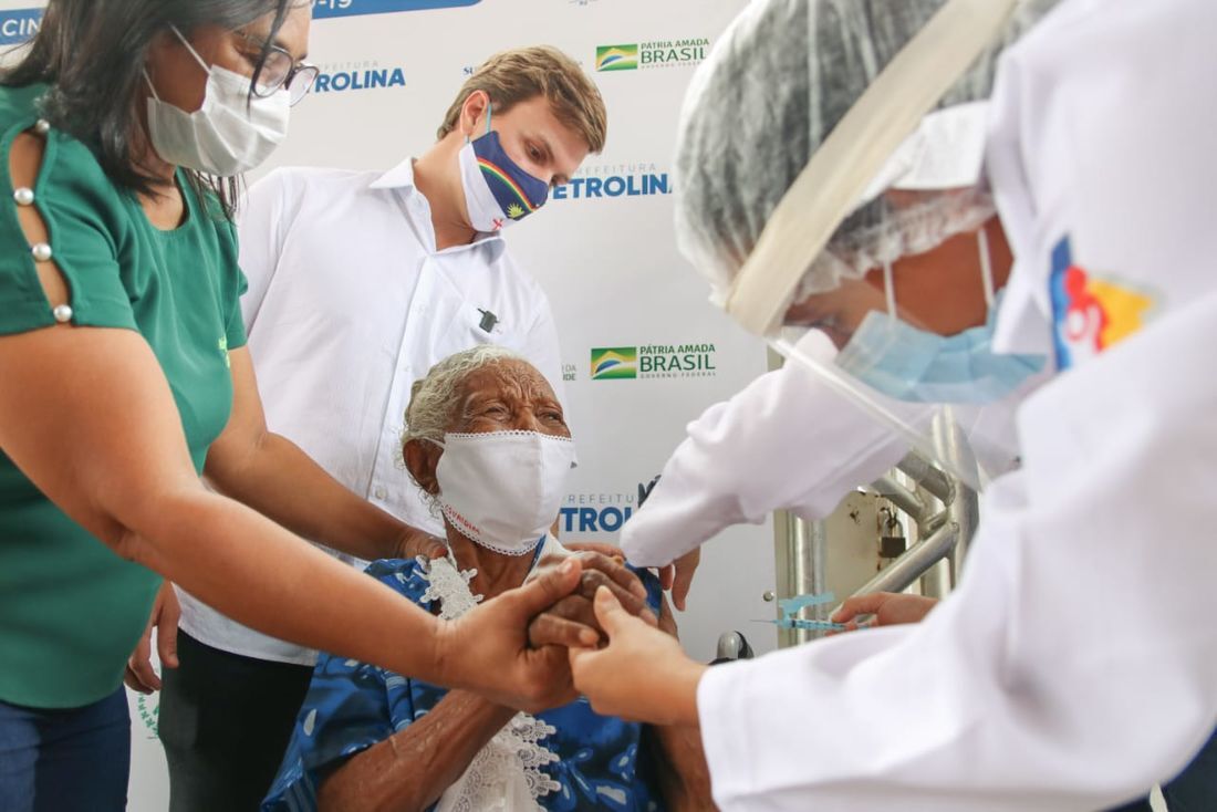 Idosa de 104 anos sendo vacinada em Petrolina