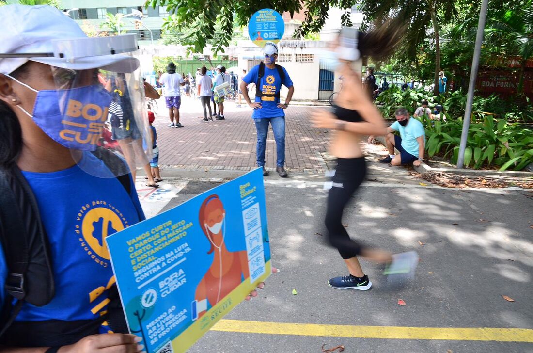 Ação educativa contra a Covid-19 no parque da Jaqueira