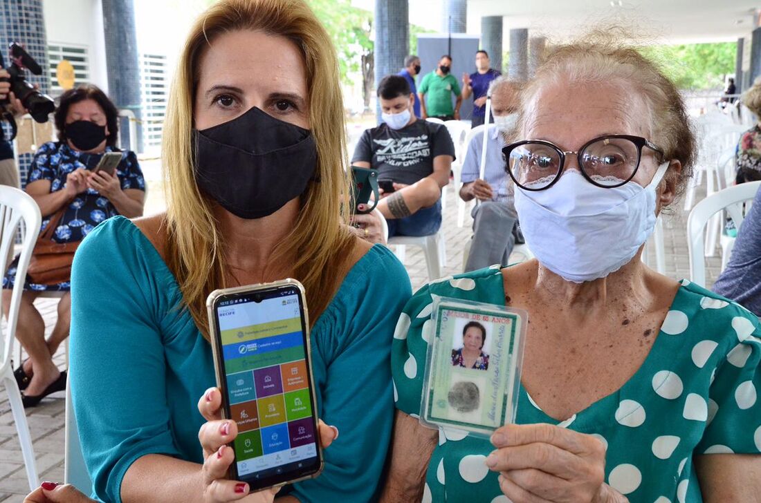 Dona Maria das Neves, de 92 anos, primeira a ser imunizada, com a filha, Lúcia